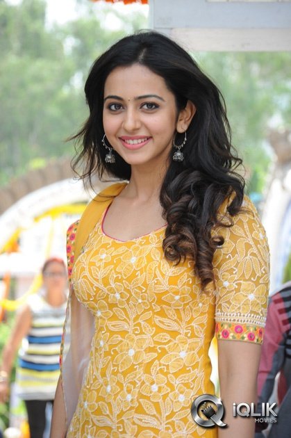 Rakul-Preet-Singh-at-Pandaga-Chesko-Movie-Opening